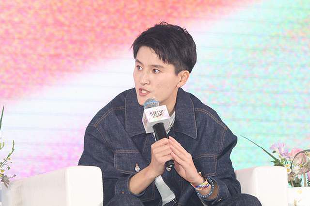 这种“严苛的爱”，本质是一种精神虐待：它让江宁相信，自己的存在价值只能通过成绩来证明，一旦失败，便对不起母亲的牺牲。