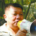 《赤焰战场2》纽约首映 凯瑟琳美艳老布享艳福 2013-07-17 不过当天最幸福的要数男一号布鲁斯·威利斯，不止牵着他的爱妻、小他13岁的模特艾玛·赫明，还和三位女星亲热聊天，玛丽·路易斯·帕克就在老布耳边窃窃私语，不知是在交流什么心得。